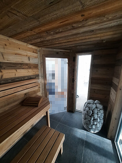 Sauna rustikal Altholz mit Tür